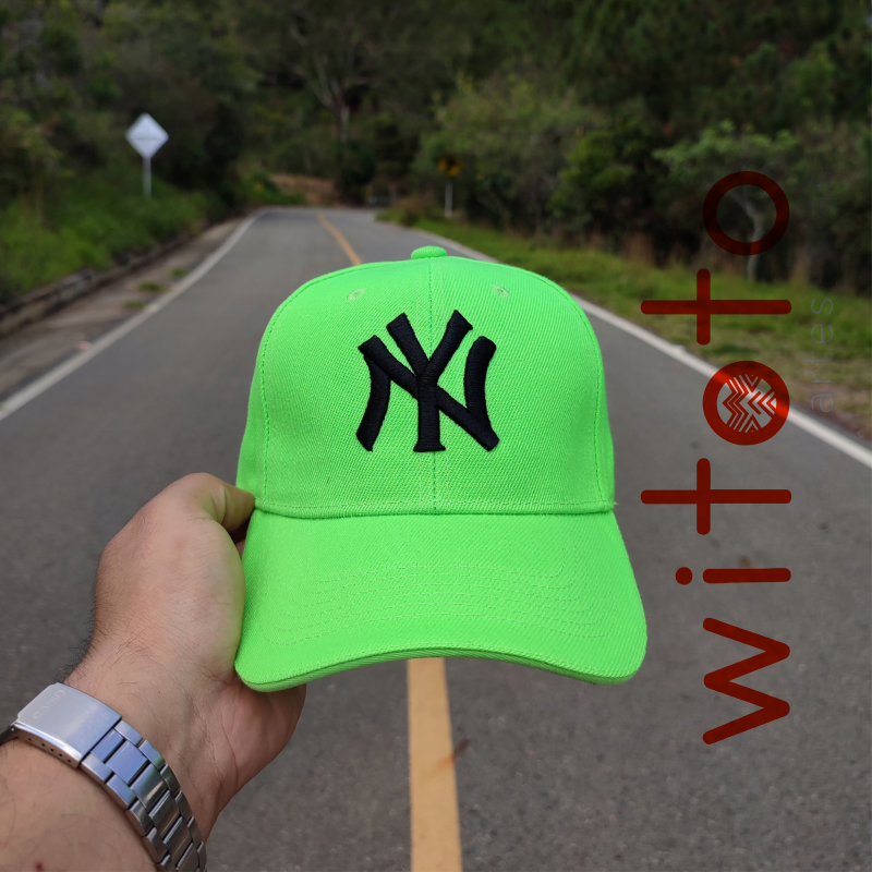 GORRA YANKEES VERDE NEON LOGO NEGRO